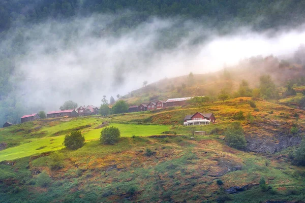 Noorse oude houten huizen en mist in de zomer, Noorwegen — Stockfoto