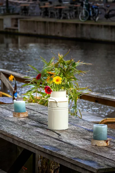 Cozy street cafe table with flowers vase — ストック写真