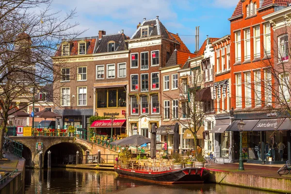 Traditionele huizen in Leiden, Nederland — Stockfoto