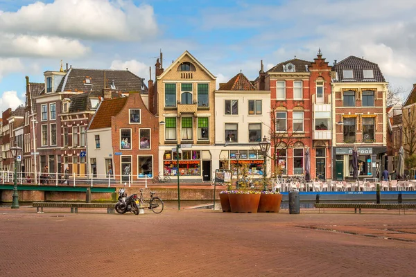 Sokak manzaralı ve Hollandalı evler, Leiden, Hollanda — Stok fotoğraf