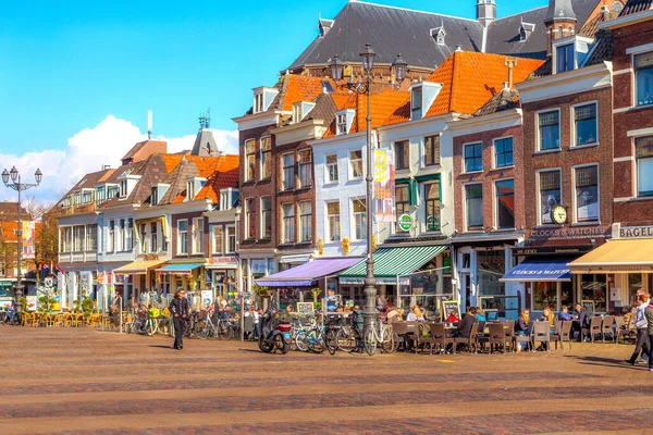 Hollanda, Delft 'te evleri olan renkli sokak manzaralı — Stok fotoğraf