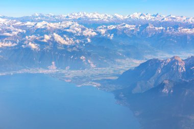 İsviçre Alpleri ve Cenevre Gölü 'nün havadan görünüşü