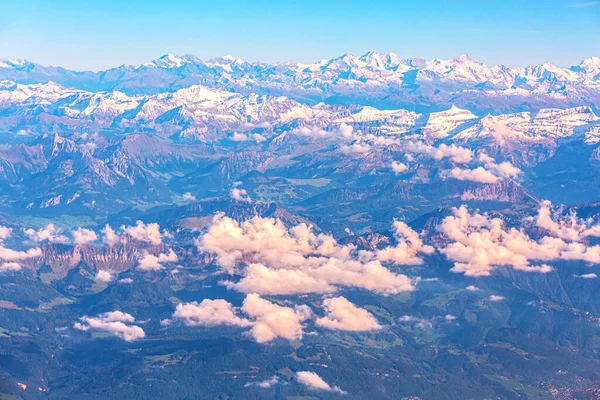 Letecký pohled na švýcarské Alpy se sněhovými štíty — Stock fotografie