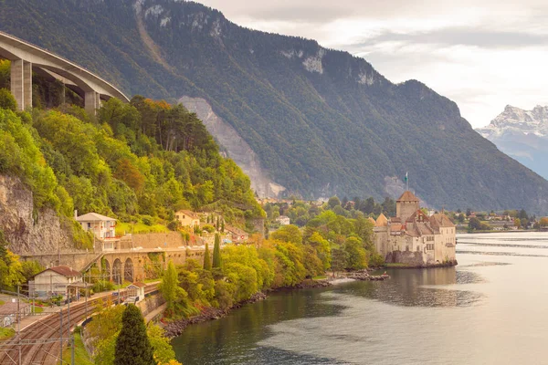 Montreux, Suiza camino al castillo y las montañas — Foto de Stock