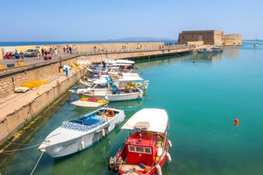 Tekneler Kandiye, Crete island, Yunanistan ile eski Venedik Limanı