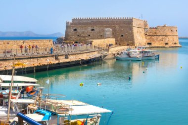 Tekneler Kandiye, Crete island, Yunanistan ile eski Venedik Limanı