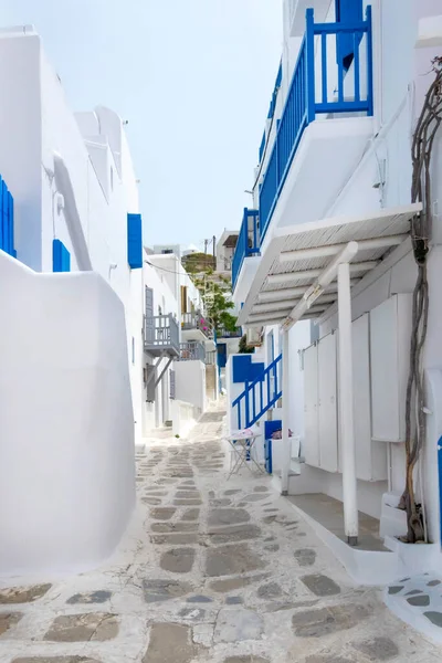 Mykonos ve Yunanistan dar sokağa bakıyor