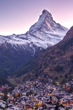 Akşamları İsviçre Alplerinde Matterhorn ve Zermatt