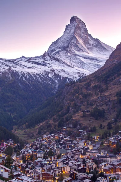 Akşamları İsviçre Alplerinde Matterhorn ve Zermatt
