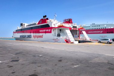 Heraklion, Yunanistan - 27 Nisan 2019: Girit Adası Limanı ve Minoan Hatları yüksek hızlı feribot