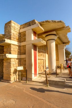 Knossos, Yunanistan - 27 Nisan 2019: Girit 'i ziyaret eden insanlar Minoan Sarayı' nın kalıntıları