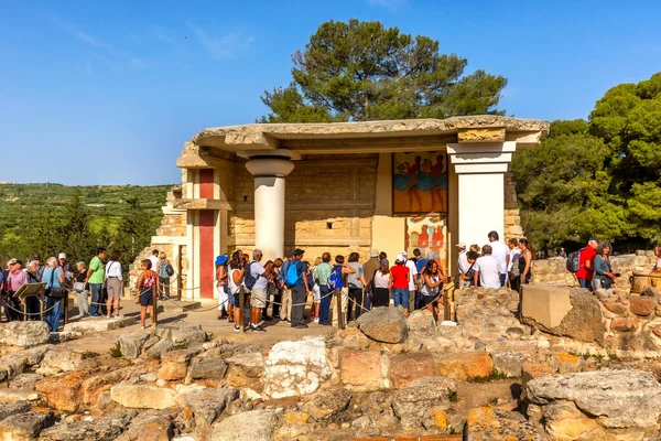 Knossos, Yunanistan - 27 Nisan 2019: Girit 'i ziyaret eden insanlar Minoan Sarayı' nın kalıntıları