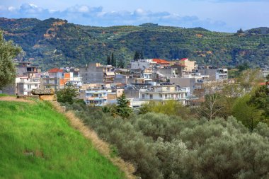 Taygetus dağları ve antik kalıntıları Yunanistan 'ın Mora kentinde bulunan Sparta kentinin havadan panoramik manzarası