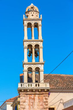 Nafplion veya Nafplio, Moreloponnese, Yunanistan 'daki eski Aziz George Kilisesi' nin yakın plan çan kulesi.