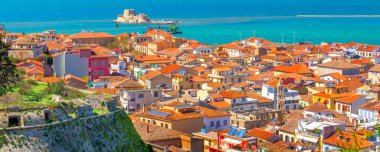 Nafplio veya Nafplion, Yunanistan, Moreloponnese eski kasaba evleri ve deniz havası panoraması, pankart