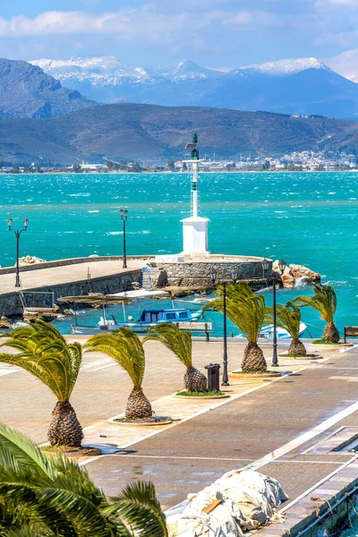 Palmiye ağaçları ve deniz feneriyle gezinti, Nafplio veya Nafplion, Yunanistan, Mora