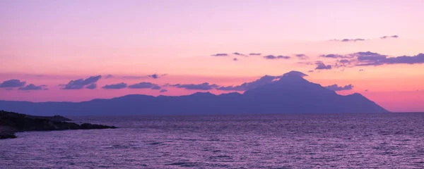 在日出或日落和海全景在希腊阿陀斯山的轮廓 — 图库照片