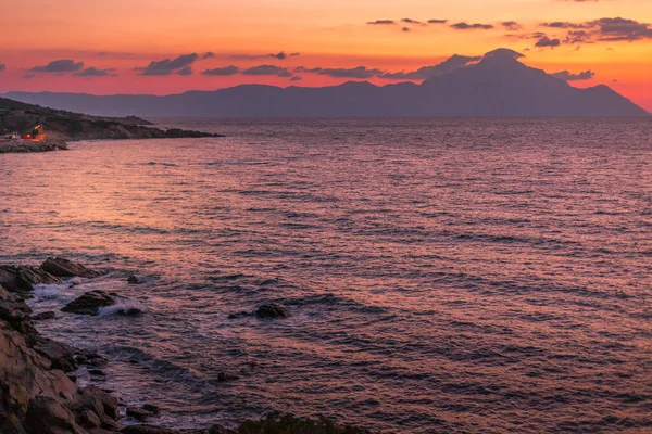 Silhouet van de berg Athos bij zonsopgang, Griekenland — Stockfoto