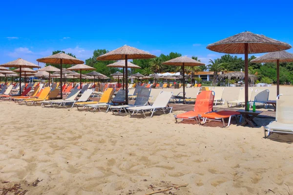 Row Wooden Umbrellas Deck Chair Sandy Beach Bar Sea Blue — Stock Photo, Image