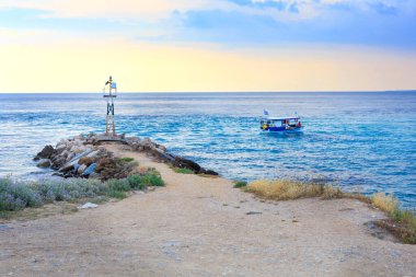 Nea Potidea, Yunanistan - 10 Haziran 2018: Halkidiki, Kassandra yarımadasındaki Nea Poteidea 'da tekne ve iskele