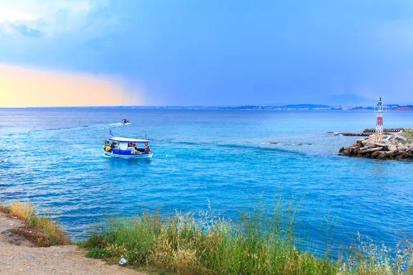 Νέα Ποτίδαια Ελλάδα Ιουνίου 2018 Θαλάσσιος Κόλπος Και Προβλήτα Βάρκα — Φωτογραφία Αρχείου