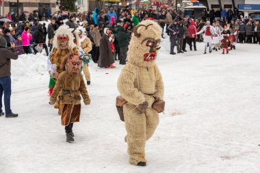 Razlık, Bulgaristan - 14 Ocak 2017: Geleneksel karnaval kuker kostümleri Kukeri Festivali Starchevata insanlarda