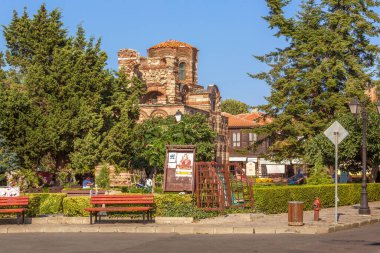 Nesebar, Bulgaristan - 25 Temmuz 2016: Nessebar caddesindeki eski harabeler ve ahşap evler