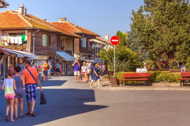 Nesebar, Bulgaristan - 25 Temmuz 2016: Nessebar caddesindeki eski evler