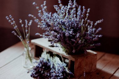 Lavanta çiçekleri ahşap kırsal arka planda durgun yaşam