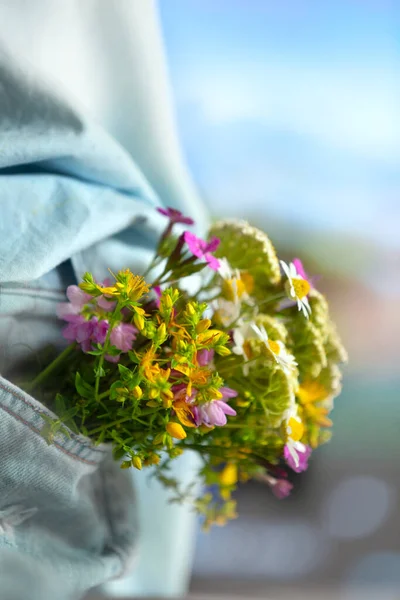 Kot Pantolonun Cebinde Güzel Narin Çiçekler Yakın Plan Yaz Aşkı — Stok fotoğraf