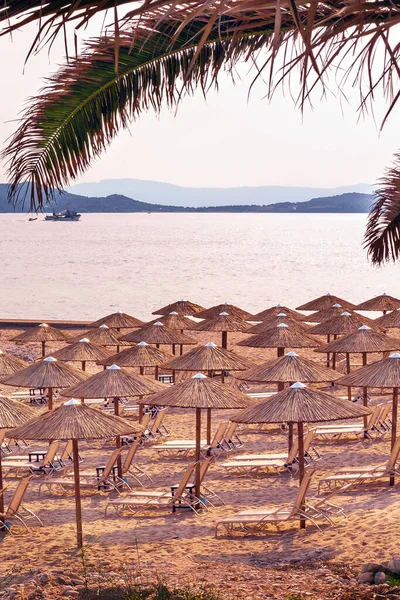 Zonsondergang Het Strand Boven Egeïsche Zee Griekenland Rietparaplu Palmtakken — Stockfoto