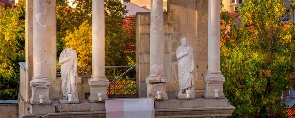 Plovdiv Bulharsko Socha Sloup Fragment Starověkého Římského Amfiteátru Zázemí Praporu — Stock fotografie