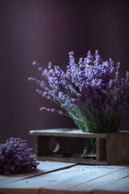 Lavanta çiçekleri ahşap kırsal arka planda durgun yaşam