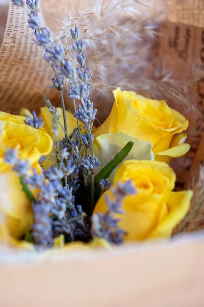 Buquê Rosas Amarelas Flores Lavanda Conceito Loja Floral Bonito Buquê — Fotografia de Stock