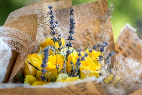 Kytice Žlutých Růží Levandulových Květin Koncept Květinářství Pěkná Čerstvá Kytice — Stock fotografie