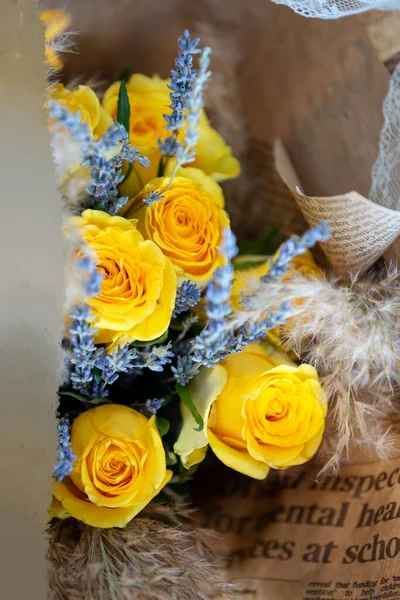 Kytice Žlutých Růží Levandulových Květin Koncept Květinářství Pěkná Čerstvá Kytice — Stock fotografie