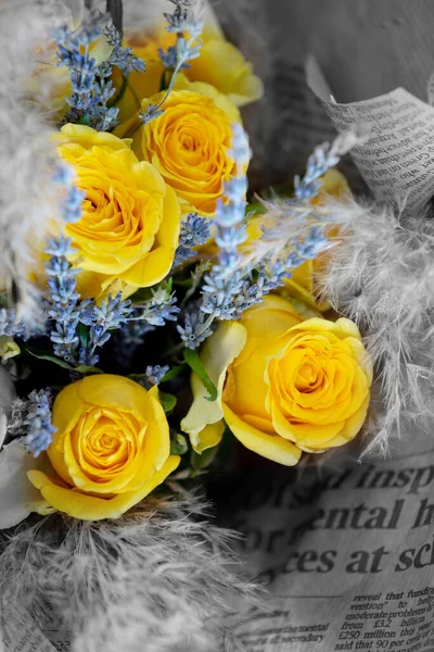 Zátiší Žlutých Růží Levandulové Kytice Černé Bílé Barevná Karta — Stock fotografie