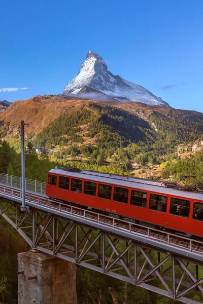 Zermatt Suiza Tren Turístico Rojo Gornergrat Puente Panorama Pico Matterhorn — Foto de Stock