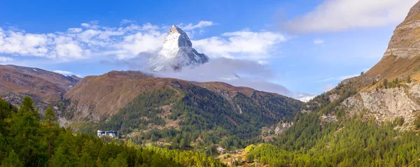 Matterhorn Snow Mountain Peak Alpine Panorama Village Ski Lifts Switzerland — Foto Stock