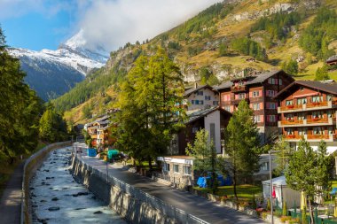 Zermatt, İsviçre - 7 Ekim 2019: İsviçre 'nin ünlü Alpler kayak merkezi, nehir, Matterhorn Dağı zirvesi