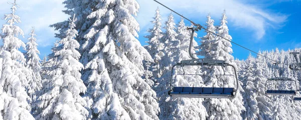 Ski Resort Empty Chair Lift Blue Sky White Snowy Pine — Fotografia de Stock