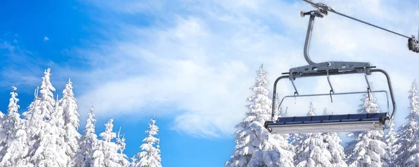 Ski Resort Empty Chair Lift Blue Sky White Snowy Pine — Foto Stock