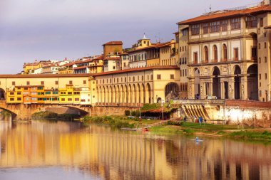 Floransa, İtalya - 27 Ekim 2018: Uffizi Galerisi cephe manzarası ve Arno nehir kıyısı, Toskana