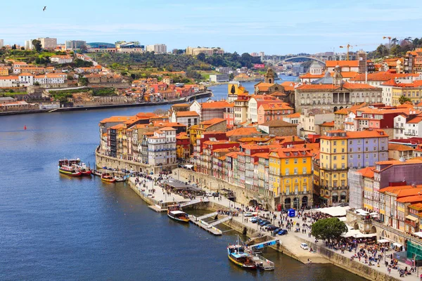 Porto, Portekiz - 1 Nisan 2018: Douro nehri yakınlarındaki renkli evlere sahip eski kasaba ribeira hava sahası manzarası