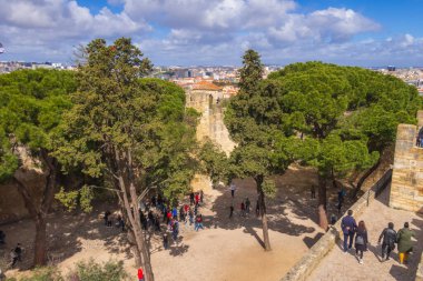 Lisbon, Portekiz - 30 Mart 2018: İnsanlara renkli evleri ile Saint George kale ve şehir panoraması