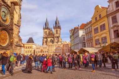 Prag, Çek Cumhuriyeti - 25 Şubat 2017: Old Town Square, Stare Mesto ve ünlü Astronomik Saat