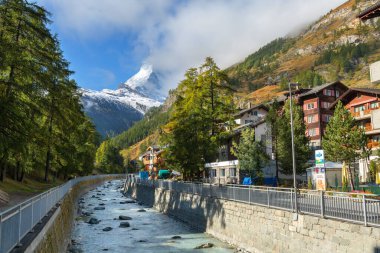 Zermatt, İsviçre - 7 Ekim 2019: İsviçre 'nin ünlü Alpler kayak merkezi, nehir, Matterhorn Dağı zirvesi