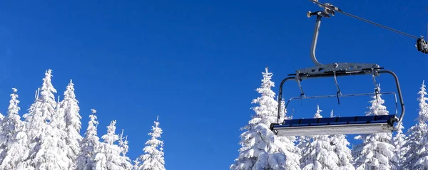 Ski Resort Empty Chair Lift Blue Sky White Snowy Pine — Stok fotoğraf