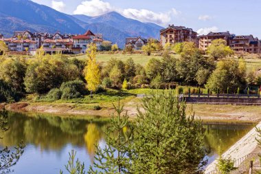 Bansko, Bulgaristan 'ın Krinets barajı, kafeye köprü ve renkli ağaçlı yaz manzarası