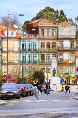 Porto, Portekiz-1 Nisan 2018: eski şehir cadde sokak görünümü ile geleneksel renkli evler ve insanlar
